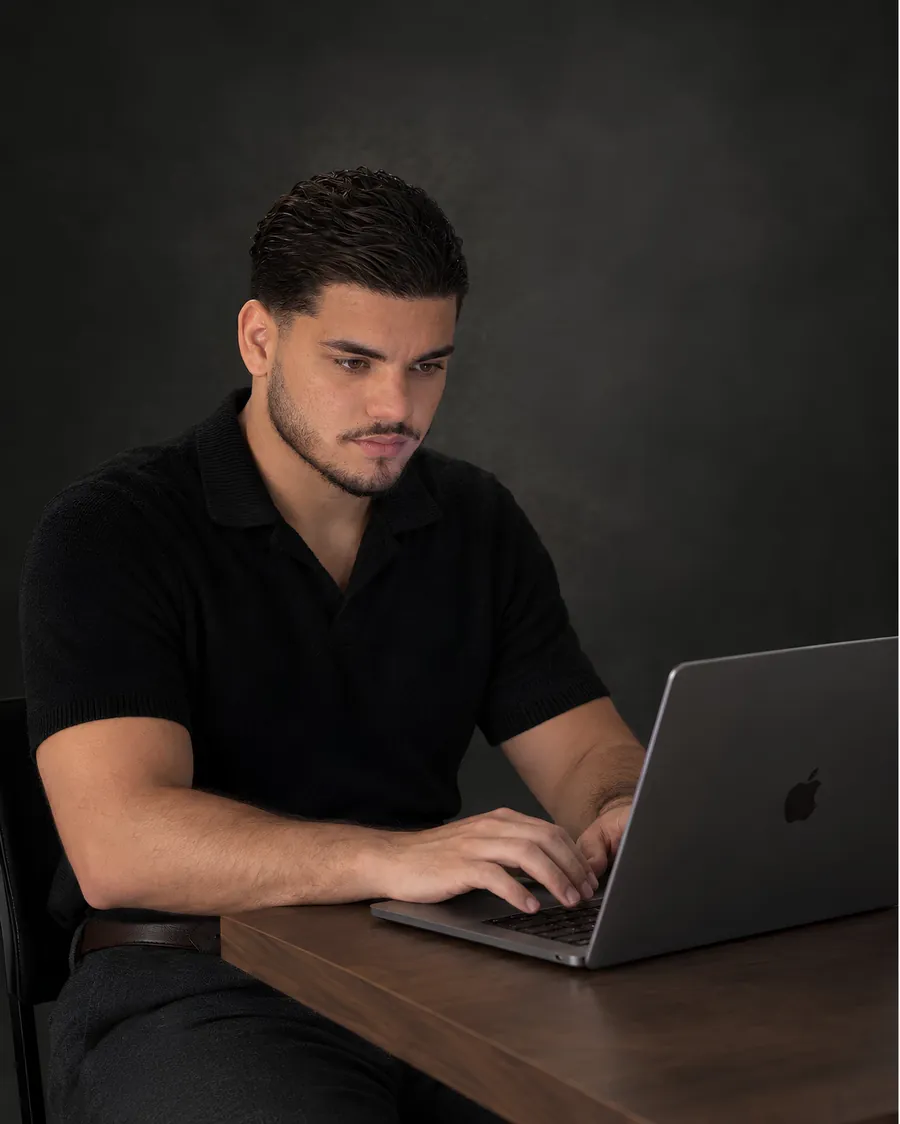 Murilo Martins analisando campanhas de tráfego pago no notebook